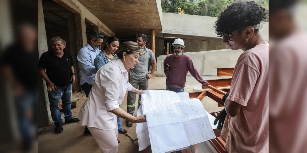 Elizabeth Schmidt (União Brasi) durante visita nas  obras no Parque Margherita Masini