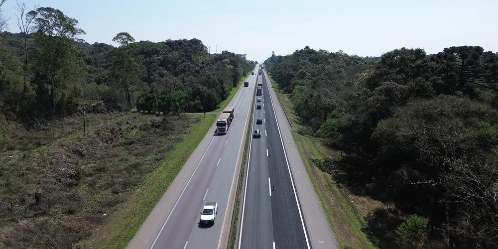 Os trabalhos de recuperação do pavimento também avançam no trecho sob concessão da EPR Litoral Pioneiro