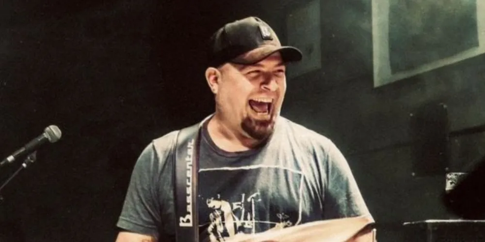 Mingau, baixista do Ultraje, recebe alta um ano após ser baleado