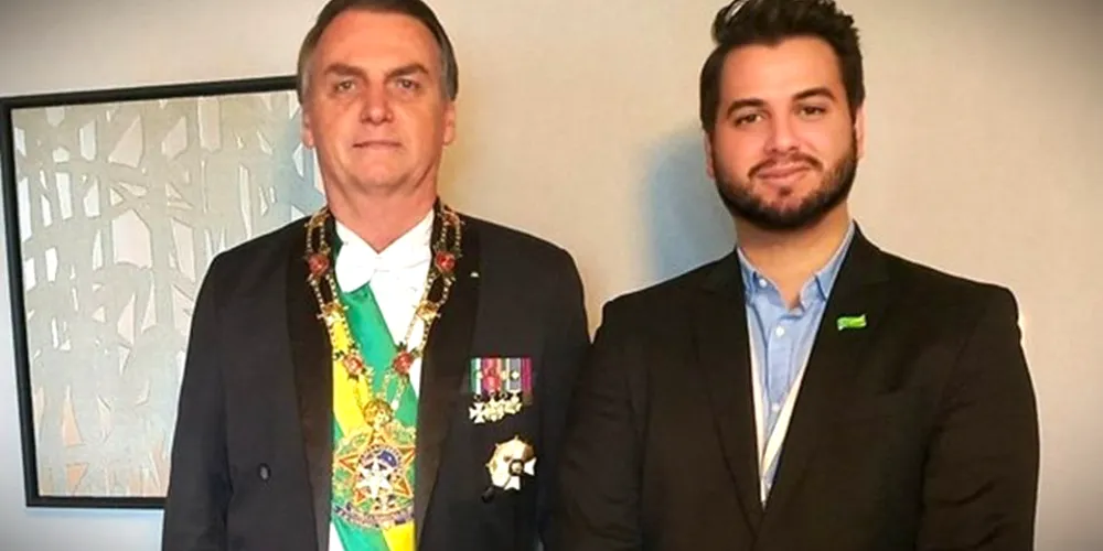 Bolsonaro e Filipe Martins, preso em Ponta Grossa, foram citados no relatório da Polícia Federal