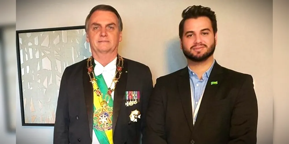 Bolsonaro e Filipe Martins, preso em Ponta Grossa, foram citados no relatório da Polícia Federal