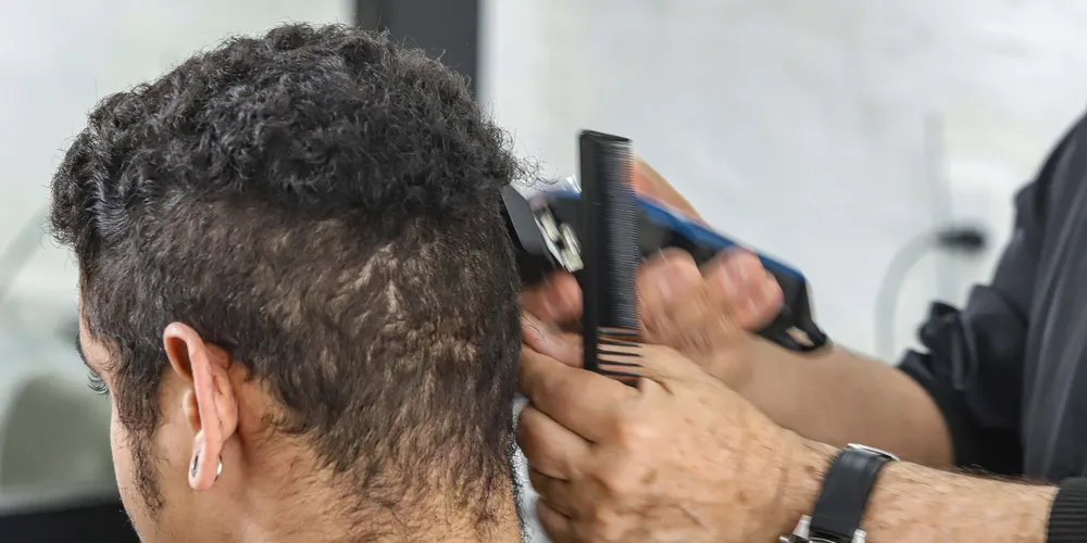 É necessário ter mais de 18 anos e ensino fundamental completo para se inscrever