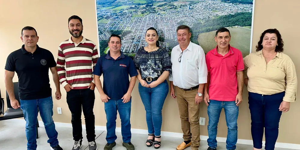 Vereadores da base governista, que foram eleitos, se reuniram com a prefeita reeleita Elisangela Pedroso (PL)