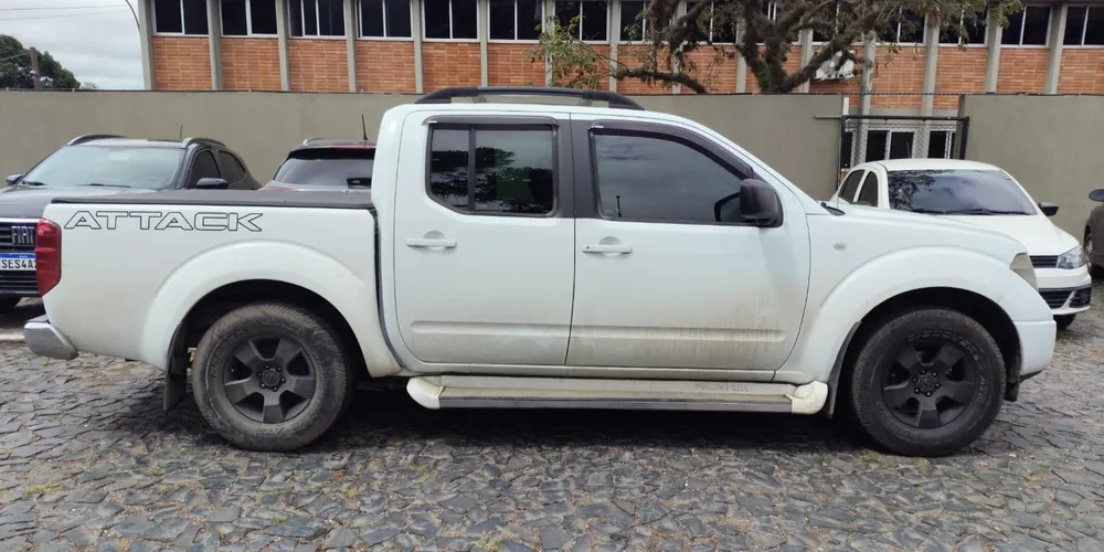 Veículo foi encontrado em frente a um condomínio