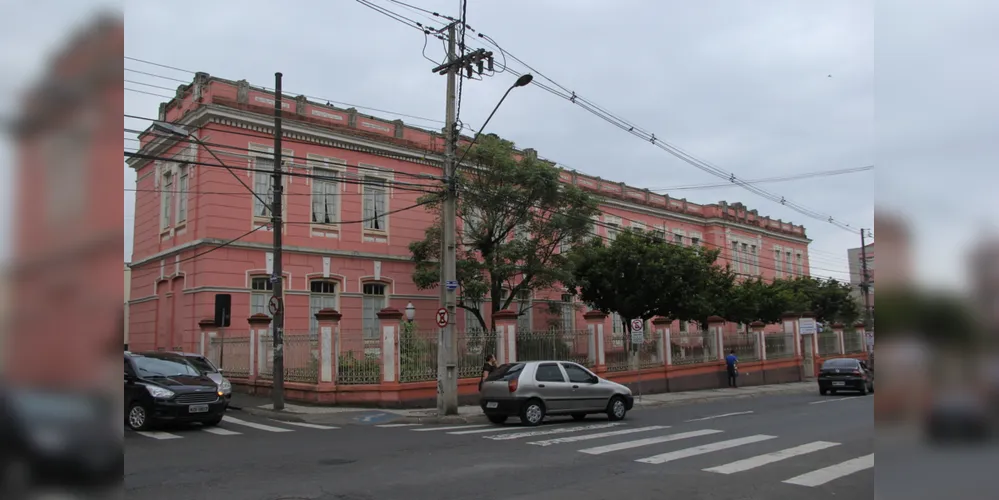 A instituição está localizada na rua do Rosário - 194