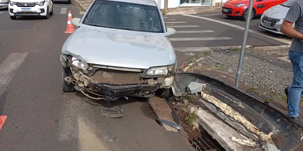 Batida deixou o veículo GM Vectra danificado