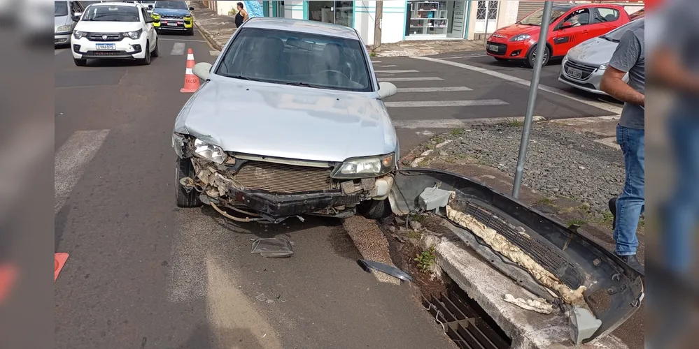 Batida deixou o veículo GM Vectra danificado