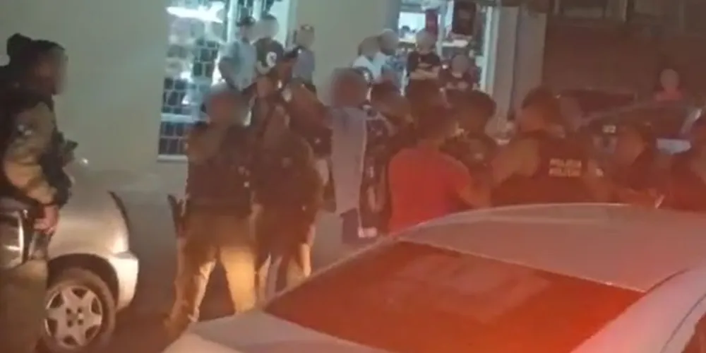Durante o tumulto, pessoas arremessaram garrafas e pedras contra a Polícia Militar