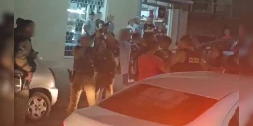 Durante o tumulto, pessoas arremessaram garrafas e pedras contra a Polícia Militar