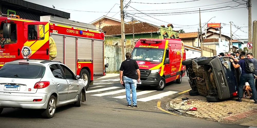 Equipes do Corpo de Bombeiros foram acionadas para a ocorrência
