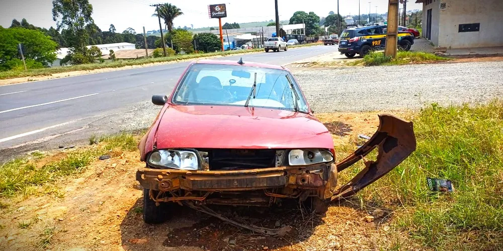 Duas pessoas estavam no carro que se envolveu no acidente