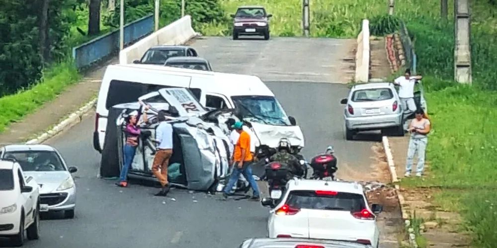 Populares estão ajudando nos primeiros atendimentos