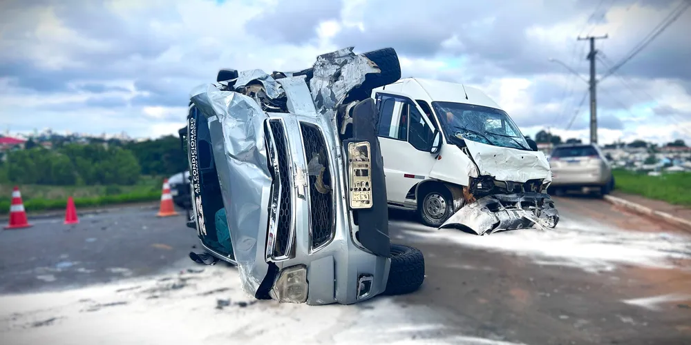 Camionete e van se envolveram no acidente de trânsito