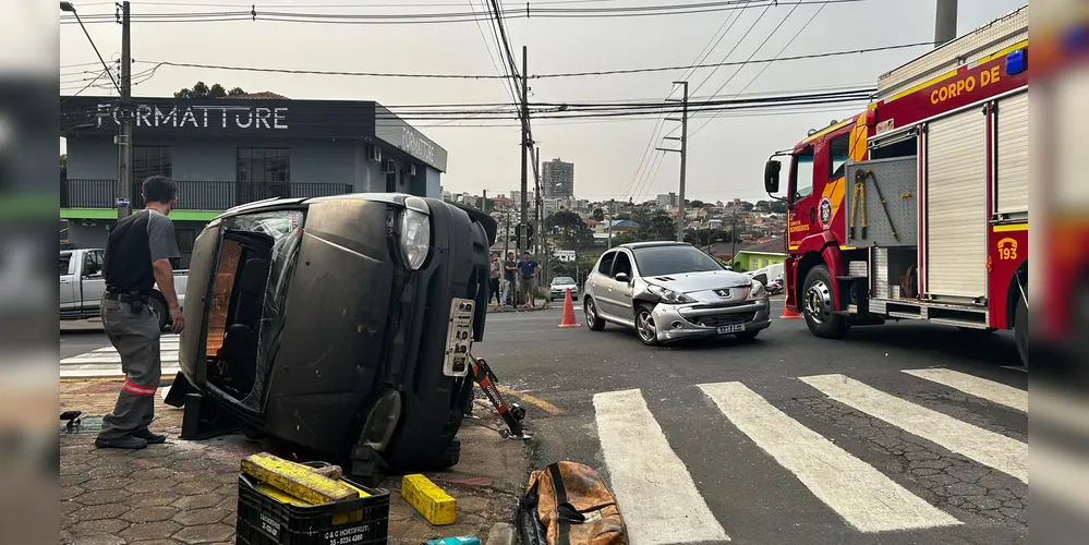 Veículos Palio e Peugeot colidiram na tarde desta terça-feira (8)