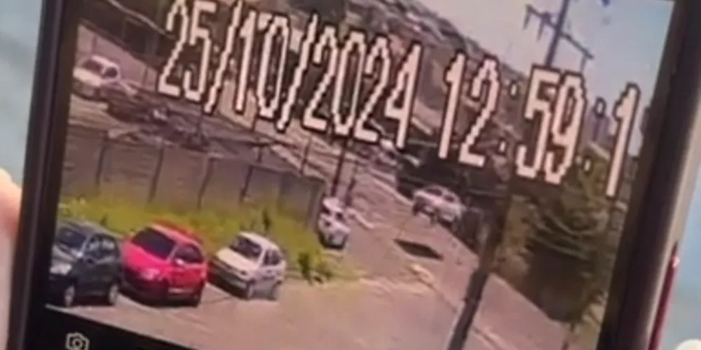 Veículo 'voou' sobre a avenida Monteiro Lobato e depois atingiu um muro