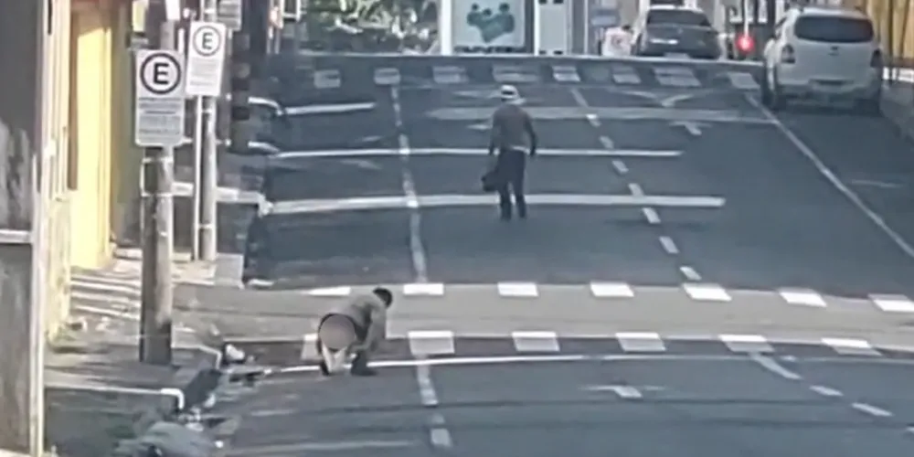 Situação chamou a atenção de pedestres que passavam pelo local