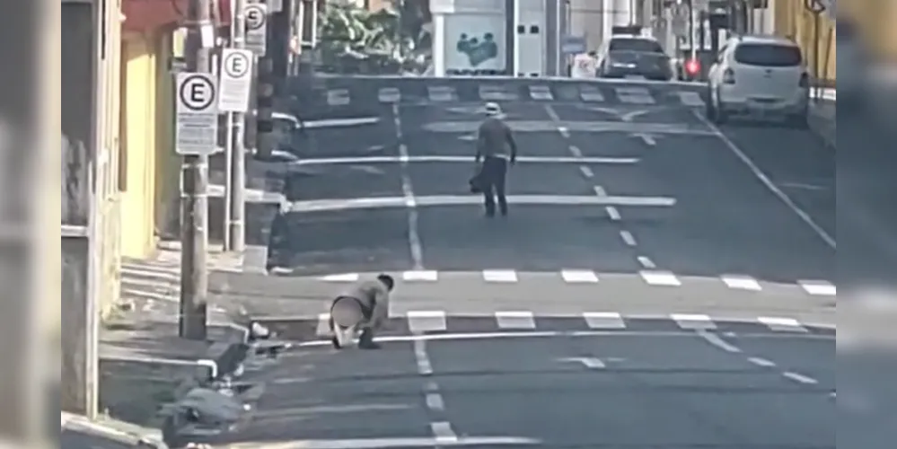 Situação chamou a atenção de pedestres que passavam pelo local