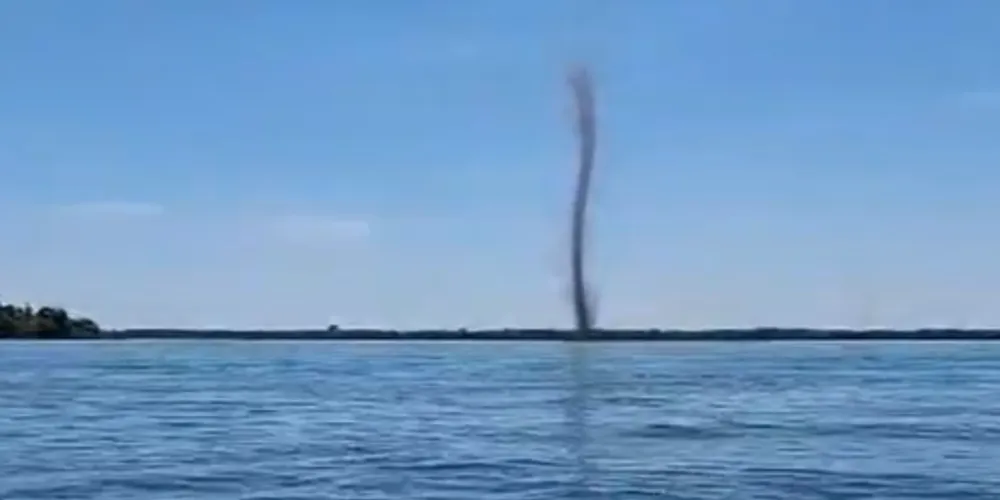 Flagrante foi gravado por pescadores em Porto Rico, no Noroeste do Paraná