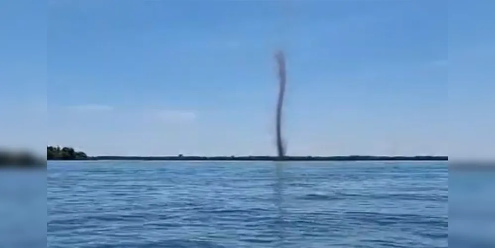 Flagrante foi gravado por pescadores em Porto Rico, no Noroeste do Paraná