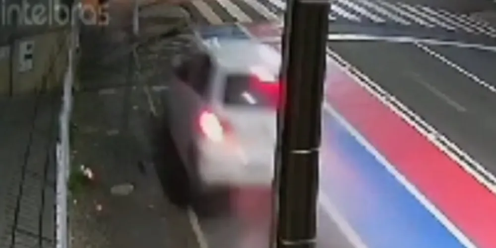 Carro foi roubado no bairro Oficinas, na noite da última quarta-feira (13)