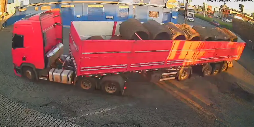 Tombamento aconteceu na rua Henrique Hennemberg