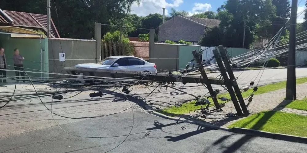 Veículo derrubou dois postes de luz no bairro São Braz, em Curitiba