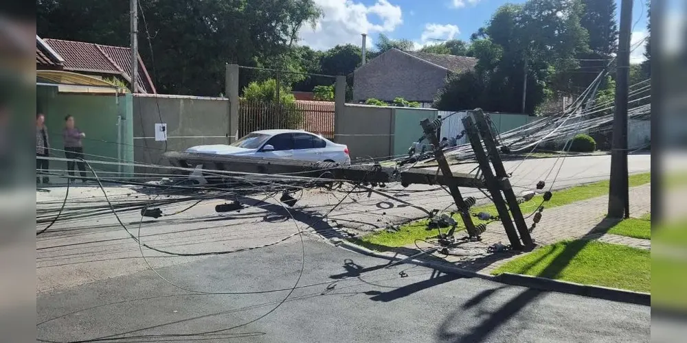 Veículo derrubou dois postes de luz no bairro São Braz, em Curitiba