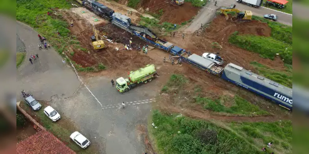 Equipes trabalharam na limpeza e restauração do local