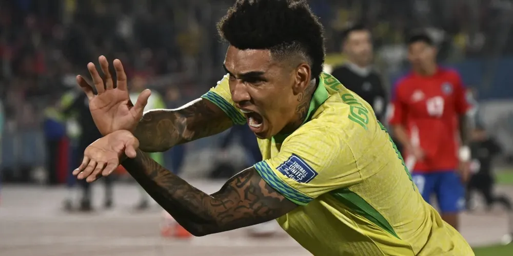 Igor Jesus comemora o gol que marcou em sua estreia pela Seleção Brasileira