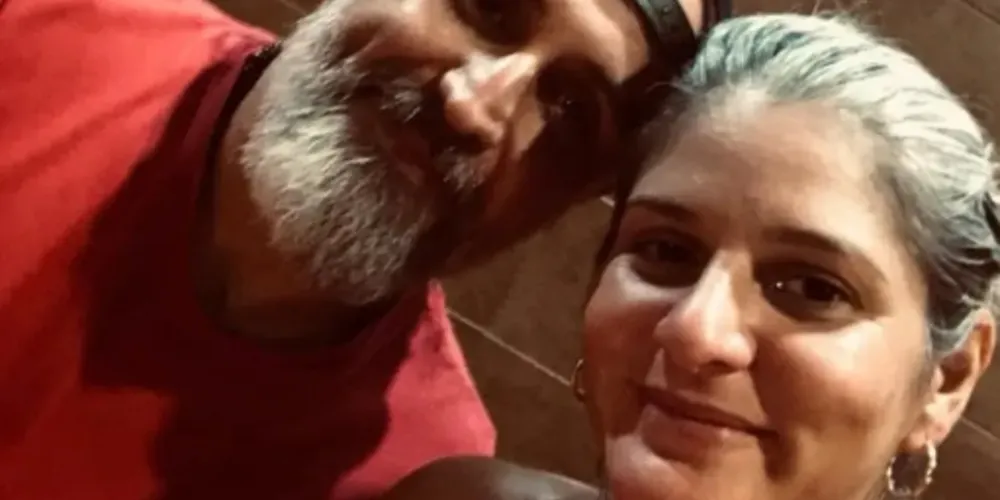 O casal tinha 42 anos