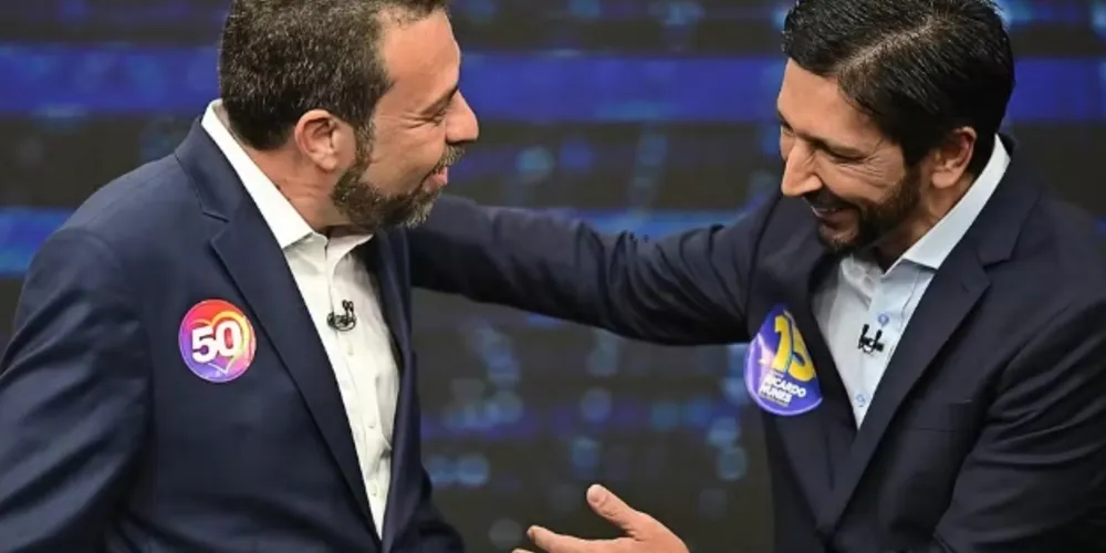 Os candidatos Guilherme Boulos (PSOL) e Ricardo Nunes (MDB) durante debate em São Paulo - 2° turno, realizado na TV Bandeirantes, em São Paulo, na noite desta segunda-feira (14)