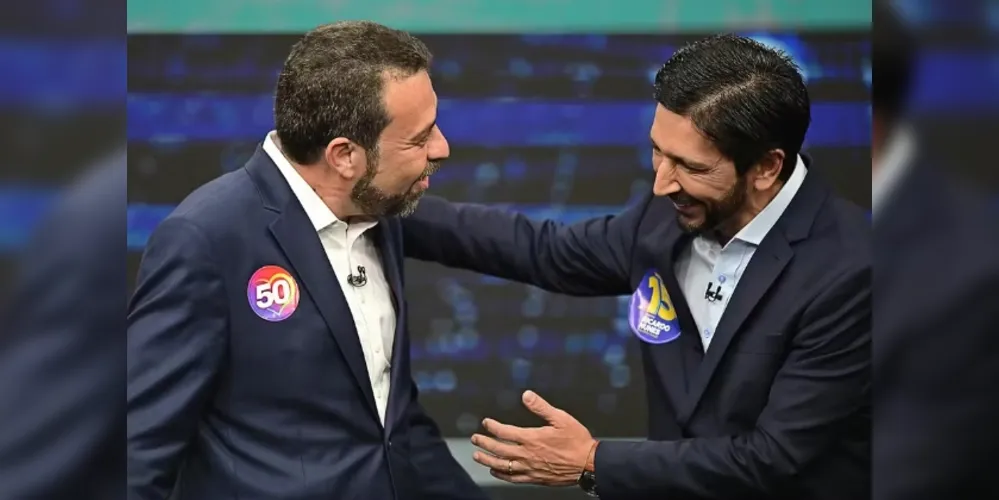 Os candidatos Guilherme Boulos (PSOL) e Ricardo Nunes (MDB) durante debate em São Paulo - 2° turno, realizado na TV Bandeirantes, em São Paulo, na noite desta segunda-feira (14)