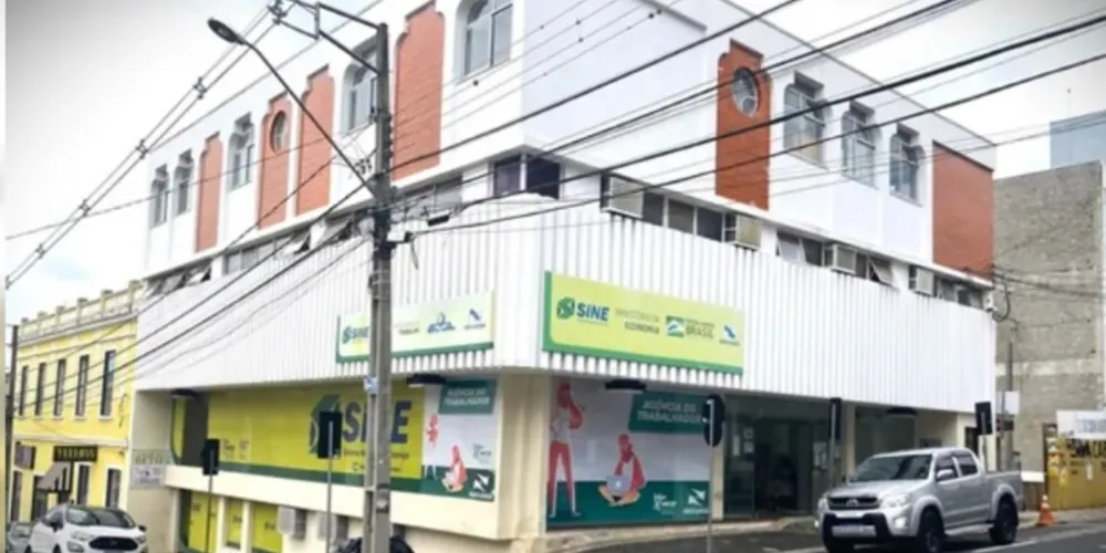 A Agência do Trabalhador está localizada na rua Dr. Colares, 394 - Centro