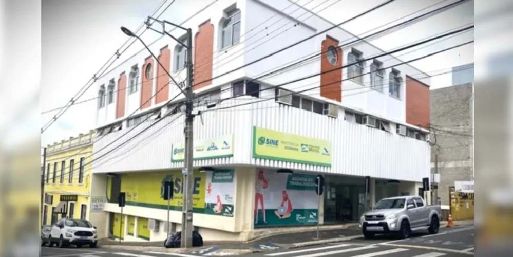 A Agência do Trabalhador está localizada na rua Dr. Colares, 394 - Centro