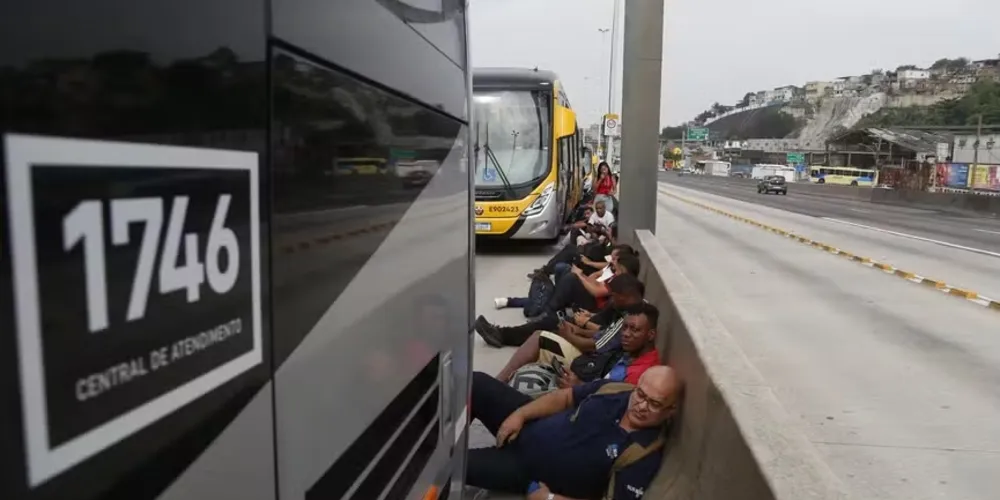 Passageiros do BRT em pânico com o tiroteio na Avenida Brasil