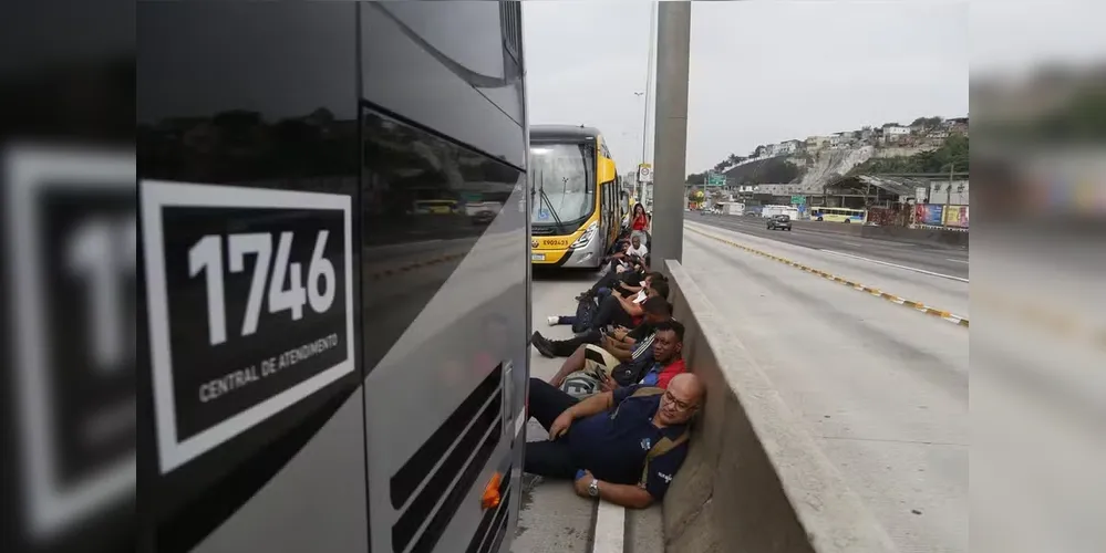 Passageiros do BRT em pânico com o tiroteio na Avenida Brasil