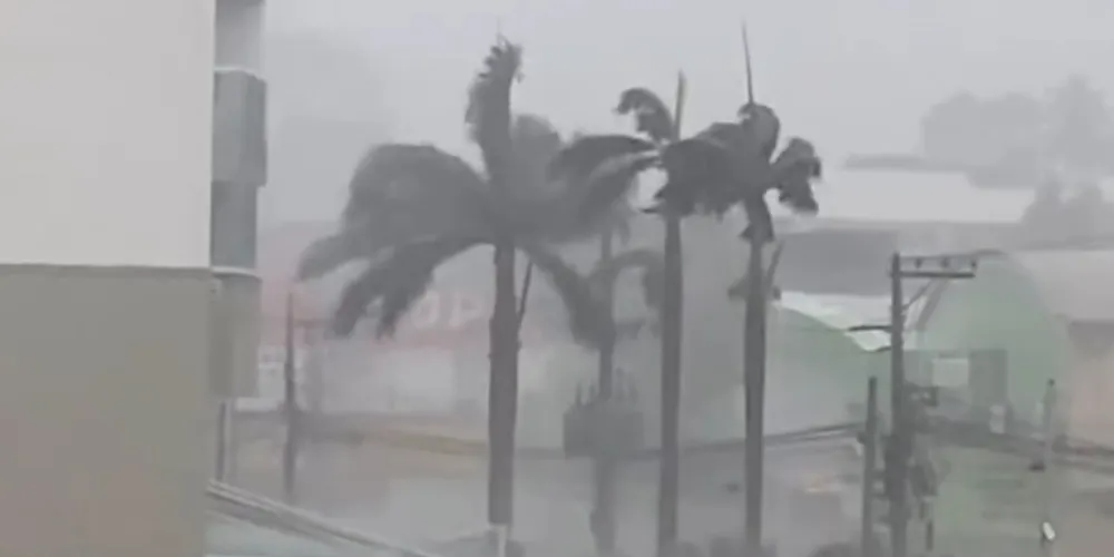 Os homens trabalhavam em uma obra, quando foram surpreendidos pela mudança de tempo