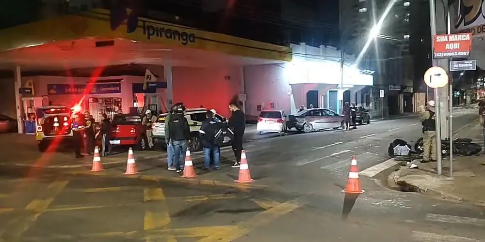 Veículo ficou totalmente destruído após a colisão