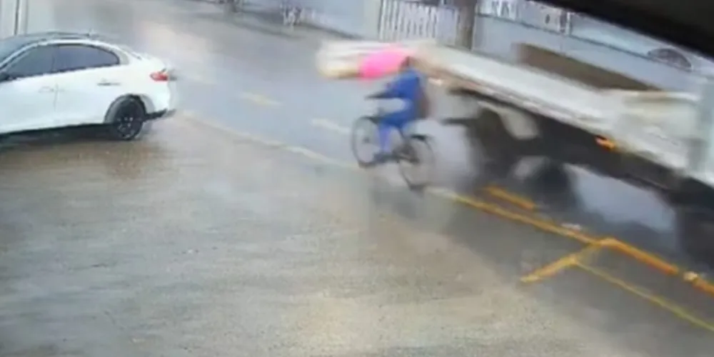 A Polícia Militar (PM) informou que o motorista do caminhão não prestou socorro ao ciclista