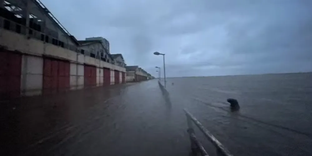 Caia Mauá foi tomado pelas águas do Guaíba em junho