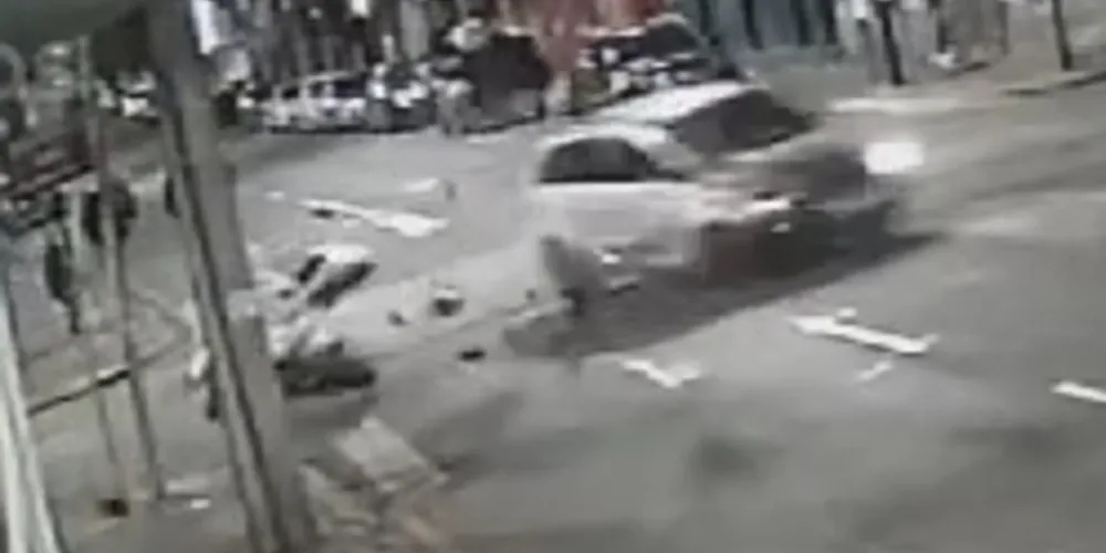 O motociclista foi arremessado devido ao impacto da batida