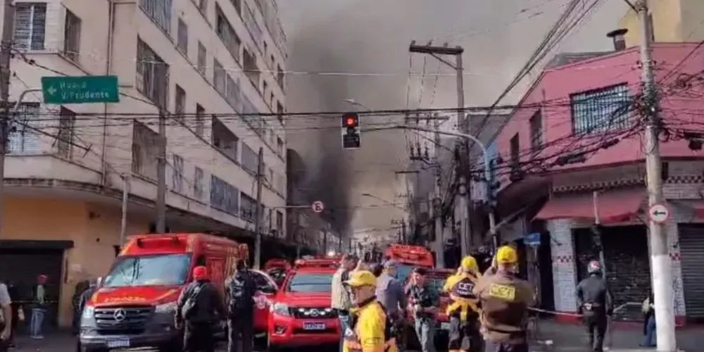 Incêndio de grande proporção atinge shopping no Brás, em São Paulo