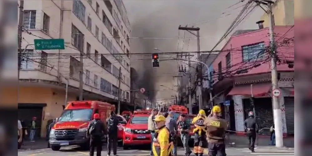 Incêndio de grande proporção atinge shopping no Brás, em São Paulo