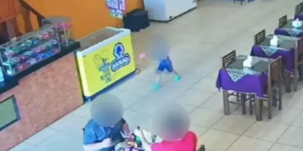No vídeo, é possível ver o menino andando, já solto de seu pai, pelo restaurante