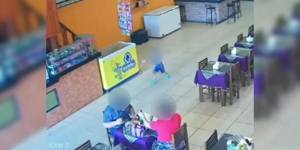 No vídeo, é possível ver o menino andando, já solto de seu pai, pelo restaurante