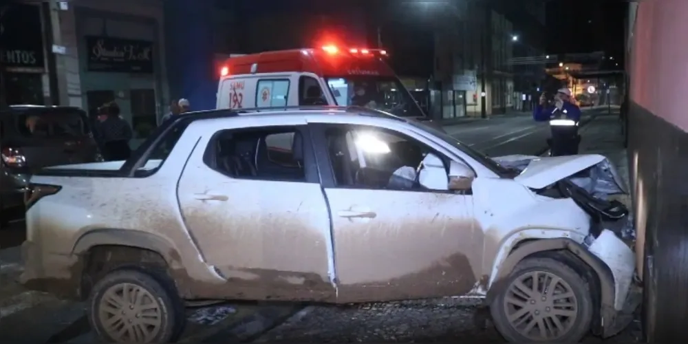 Devido ao impacto da batida, o Fiat/Strada atingiu o muro do Colégio Estadual Regente Feijó