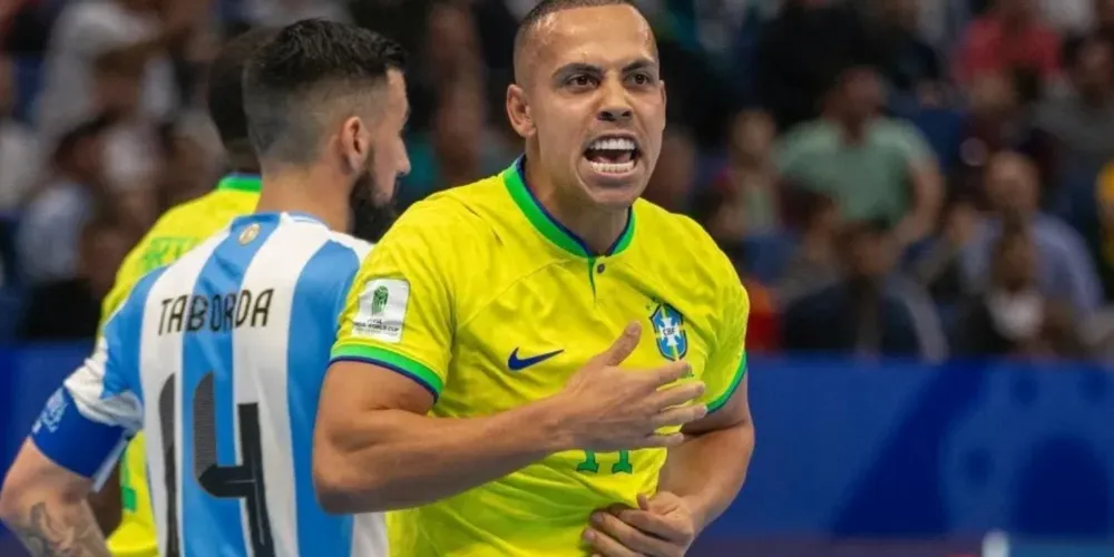 Ferrão celebra o primeiro gol do Brasil na final do Mundial de Futsal