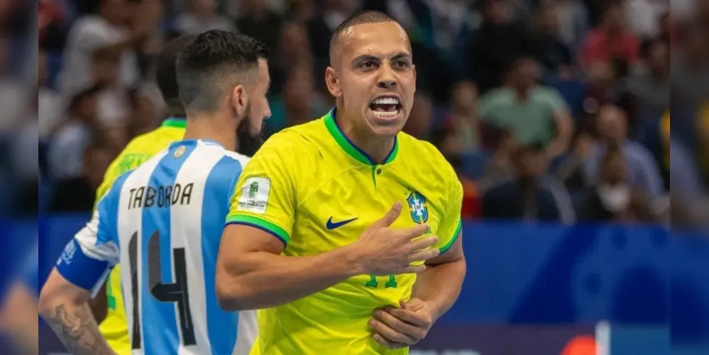 Ferrão celebra o primeiro gol do Brasil na final do Mundial de Futsal