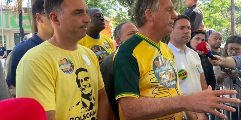 O ex-presidente Jair Bolsonaro (PL) falou com a imprensa após votar no Rio de Janeiro