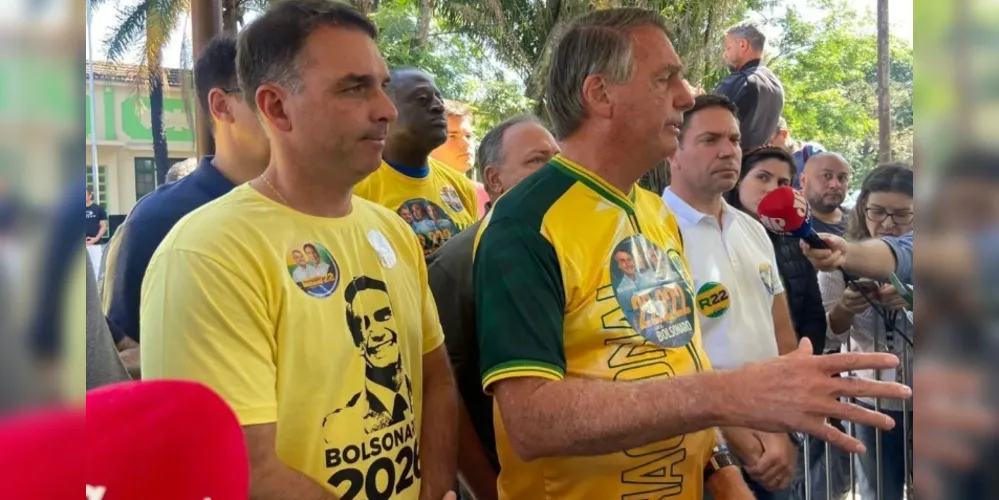 O ex-presidente Jair Bolsonaro (PL) falou com a imprensa após votar no Rio de Janeiro